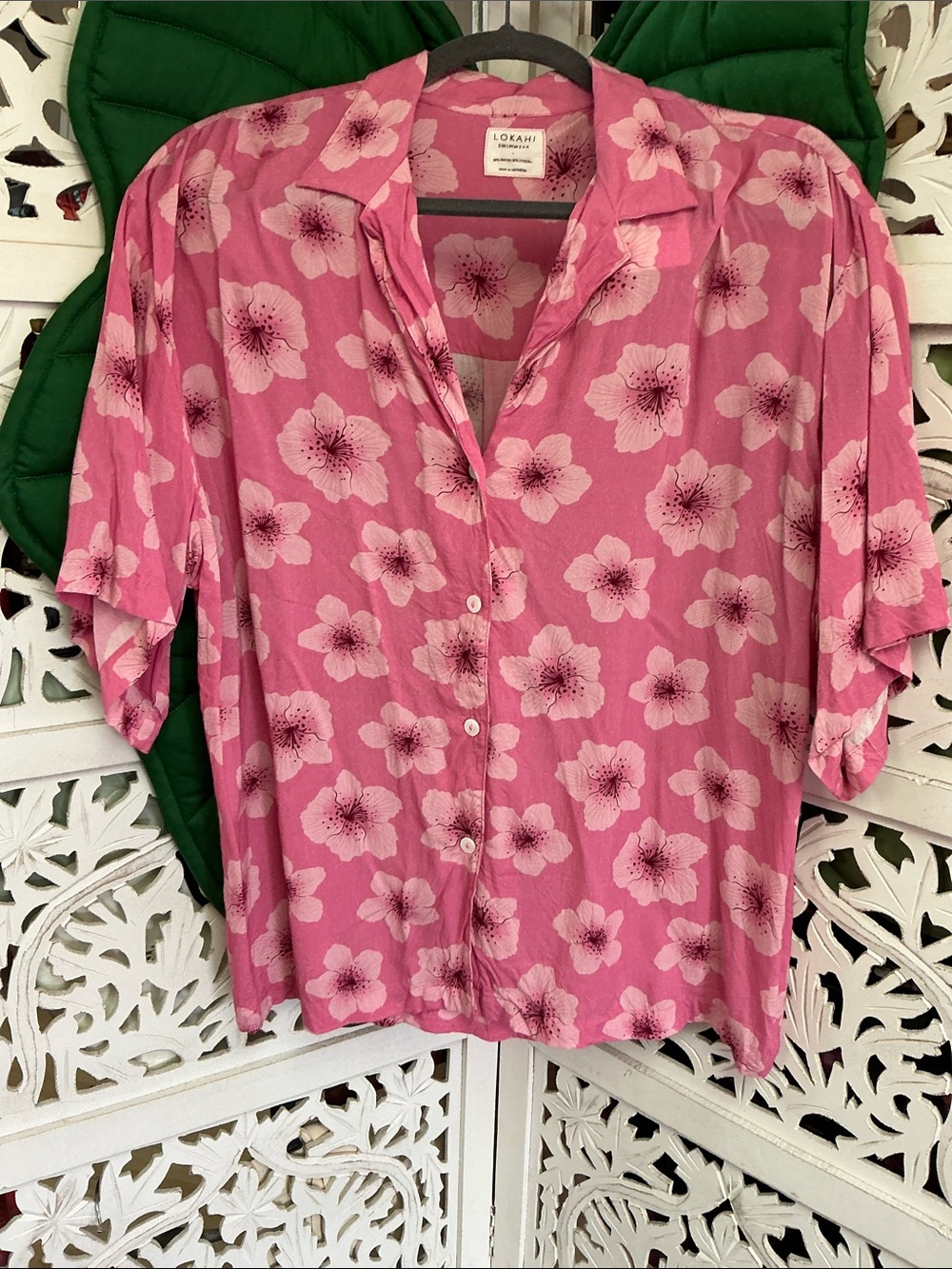 Lokahi Swimwear Jay button down aloha shirt, pink hibiscus print, size L.